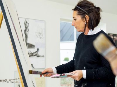 Janne Wollesen i sit atelier i Saltum nær Løkken.