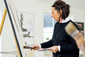 Janne Wollesen i sit atelier i Saltum nær Løkken.